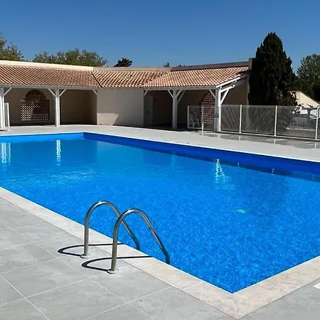 Villa Belle Villa: Seaside Retreat With Shared Pool And Secure Parking Portiragnes