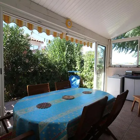 Villa Belle Villa: Seaside Retreat With Shared Pool And Secure Parking *